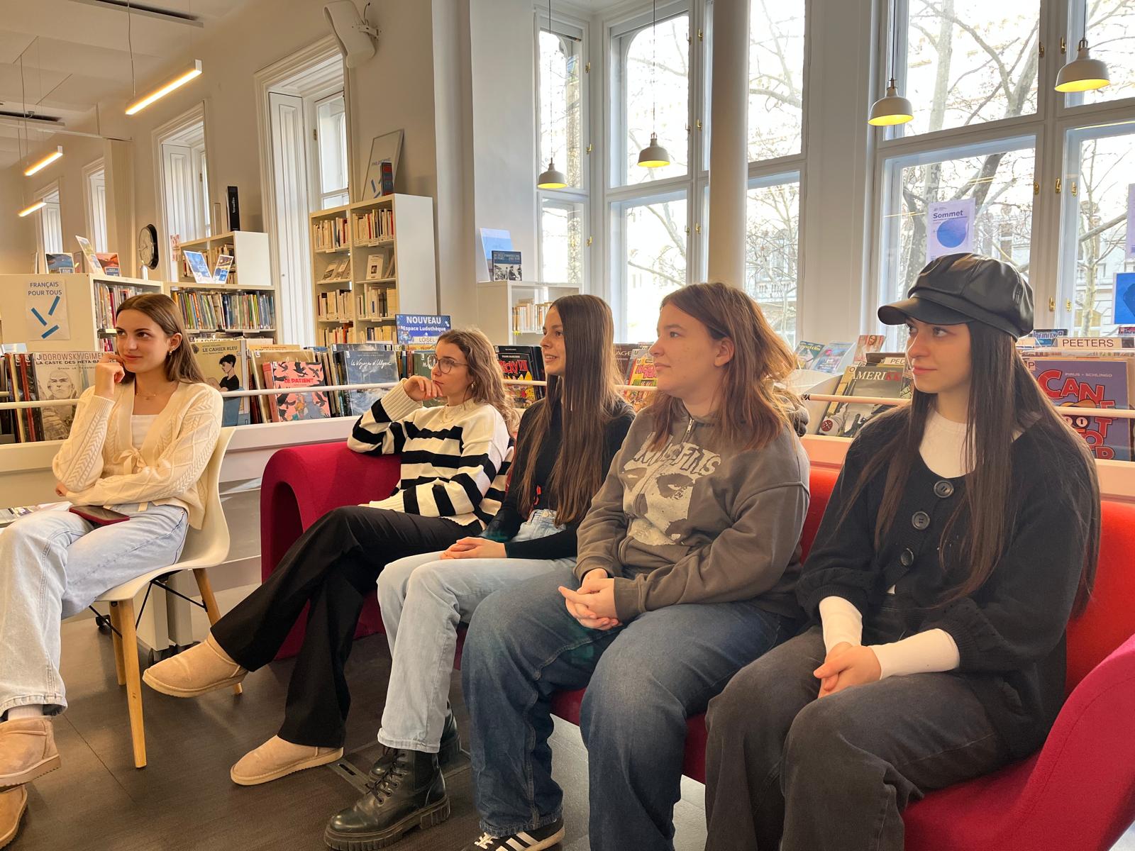 Schüler in Bücherei