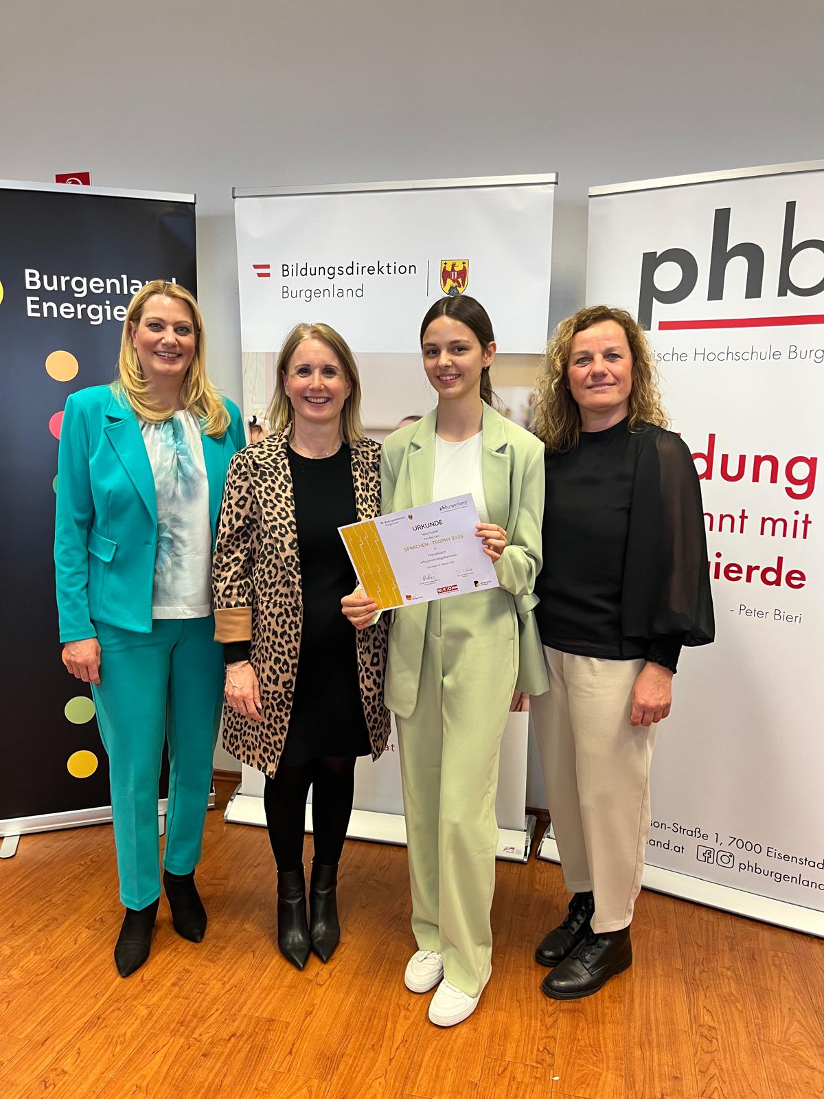 Schülerin mit Urkunde