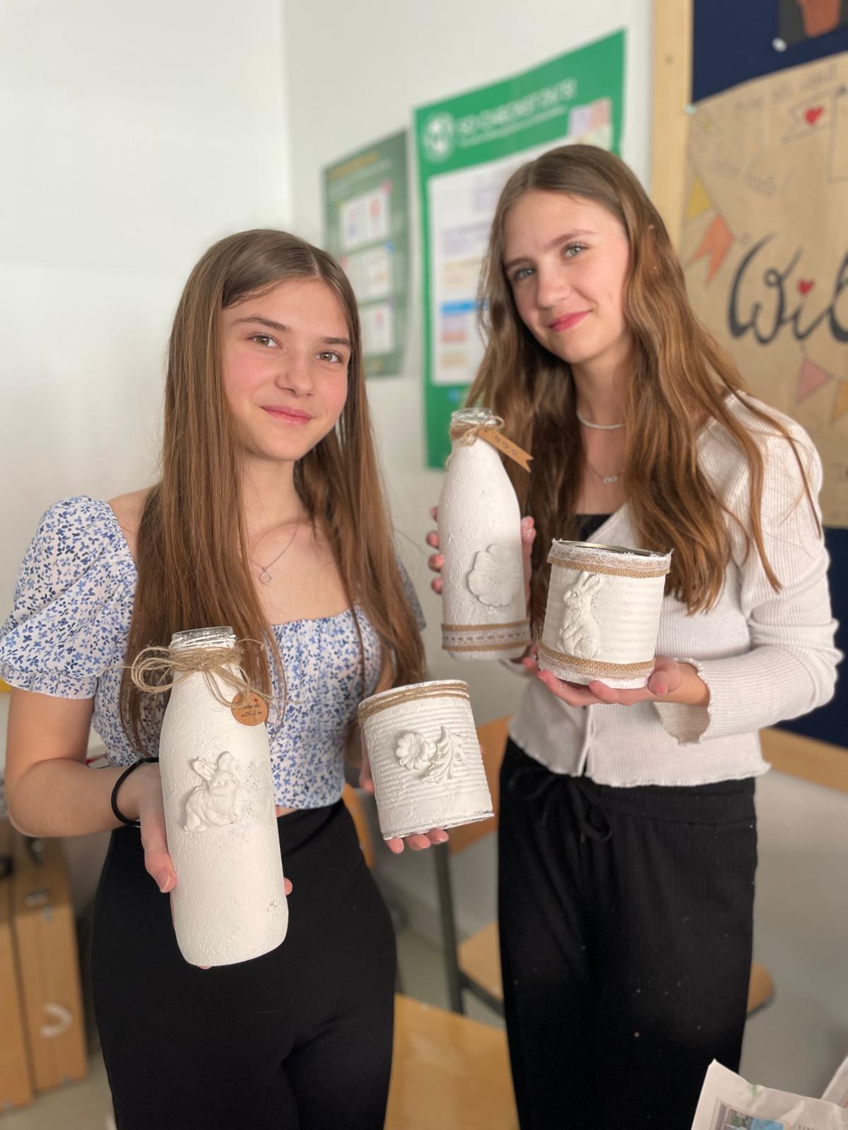 Schüllerinnen stellen Gefäße vor