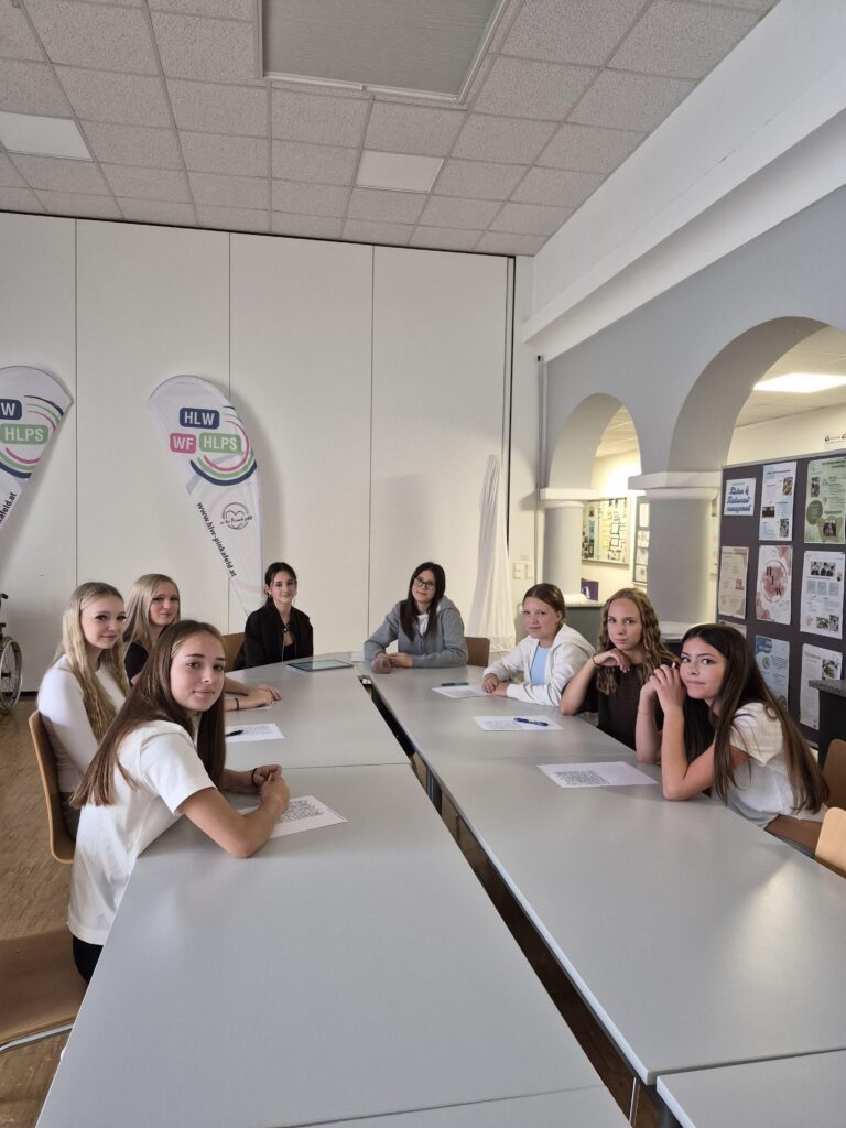 Schülerinnen der HLW Pinkafeld sitzen an Tischen in einem Schulungsraum.